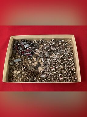 194 grams of mostly metallic beads for crafting